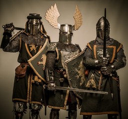 Fototapeta na wymiar Firma średniowiecznych rycerzy w zbrojach