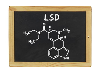 chemische Strukturformel von LSD auf einer Schiefertafel