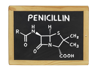 chemische Strukturformel von Penicillin auf einer Schiefertafel