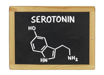 chemische Strukturformel von Serotonin auf einer Schiefertafel