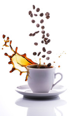 Obraz premium tazzina di caffè con chicchi e spash