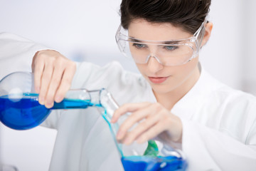Fototapeta premium laborantin füllt chemikalie um