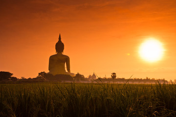 Grande statue de Bouddha à Wat Muang, Thaïlande