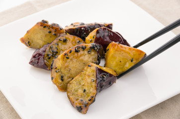 大学芋を食べる