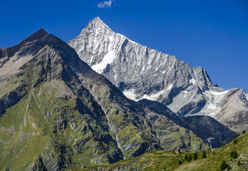 Fototapeta na wymiar Wysoka górski krajobraz w Alpy Pennińskie, Szwajcaria