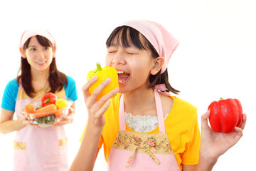 野菜を食べる女の子