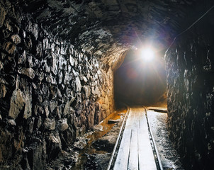 Obraz premium Kopalnia z torami kolejowymi - górnictwo podziemne