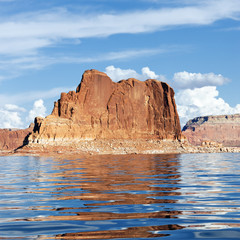 Fototapeta na wymiar Red Cliff odzwierciedlenie w Lake Powell