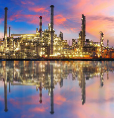 Obraz na płótnie Canvas Rafineria oleju gazowego z refleksji, fabryki, zakładu petrochemicznego