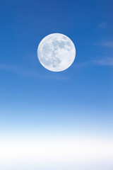 Naklejka na ściany i meble Księżyc w pełni nad chmurami