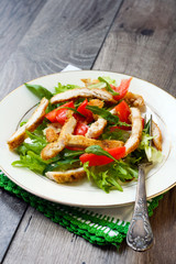 Salad with chicken and rocket