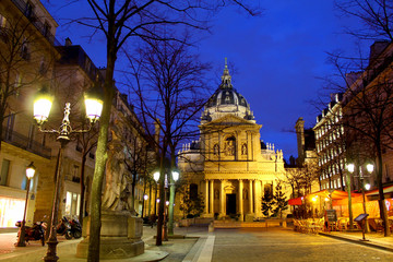 Fototapeta na wymiar Uniwersytet Sorbona w nocy, Paryż, Francja