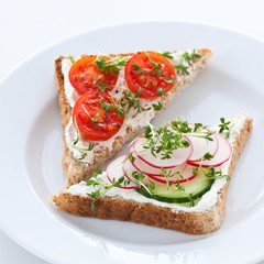 Bread with quark cheese and vegetables