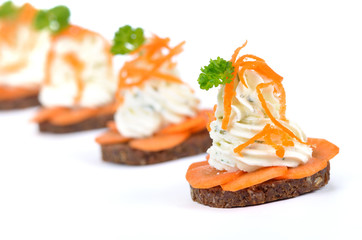 Käsehäppchen mit Kräuterfrischkäse und Karotten