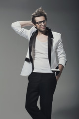 Fototapeta premium Handsome man casually leaning against the wall