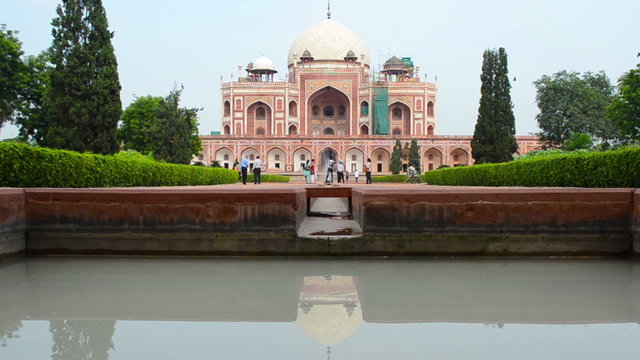 crowds walking around Humayun's Tomb New Dehli