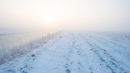 Fototapeta na wymiar Mrożone Snowy canal zimą o świcie