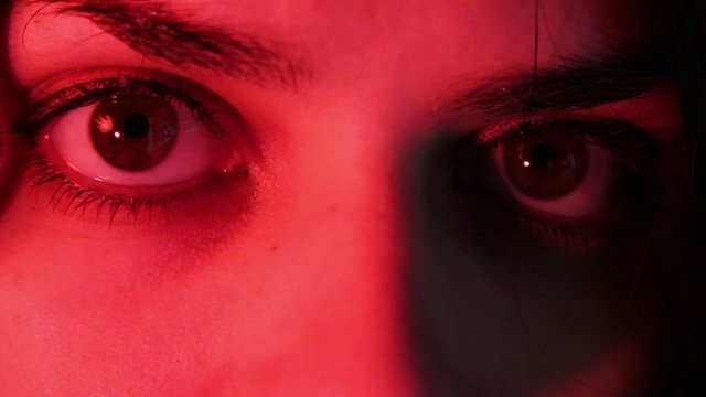 sguardo di donna ammaliante e seducente