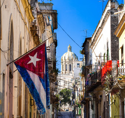 Karibik Kuba mit Nationalflagge und Capitol Ansicht - 48867048