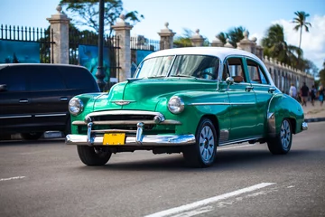 Crédence de cuisine en verre imprimé Vielles voitures Caraïbes Cuba La Havane oldtimer dans la rue