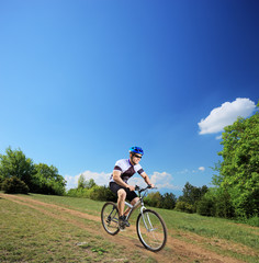 Fototapeta na wymiar Mężczyzna rowerzysta na rowerze górskim w dół