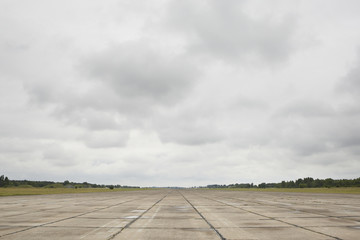 Start-en landingsbaan van de oude luchthaven