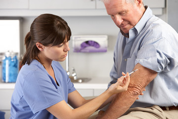 Obraz premium Doctor Giving Male Patient Injection