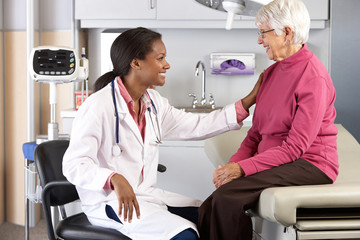 Obraz premium Doctor Examining Senior Female Patient