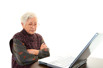 パソコンの操作方法に悩む高齢者