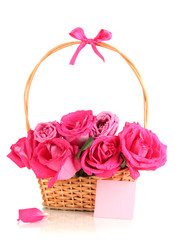 Fototapeta na wymiar Piękne różowe róże w koszyku samodzielnie na białym tle