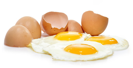 Huevos aislados sobre fondo blanco.