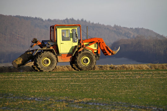 Traktor auf einem Feld