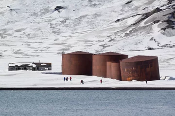 Foto op Plexiglas Reste einer Walfangstation in Whaler´s Bay auf Deception Island © Klaas Köhne