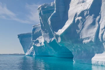 Fototapete Antarktis Seitenfront eines großen Tafeleisberges im Gegenlicht