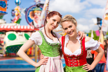 Junge Frauen in traditionellem Dirndl beim Frühlingsfest