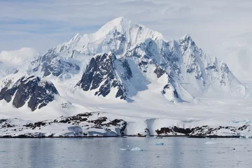 Rolgordijnen Mount Shackleton boven de Penola Strait © Klaas Köhne