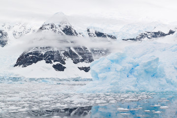 Blauer Eisberg vor Paradise Harbour