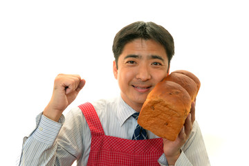パンを持ち微笑む男性