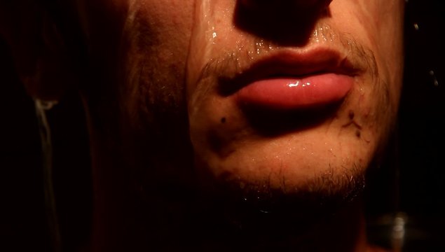ragazzo sotto la doccia (particolare labbra bagnate)