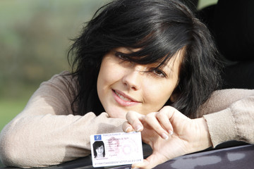 JEUNE FEMME - PERMIS DE CONDUIRE