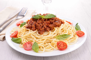 spaghetti with bolognese sauce and basil