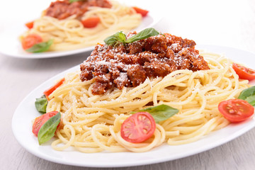 spaghetti with bolognese sauce and basil