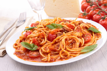 spaghetti with bolognese sauce and basil