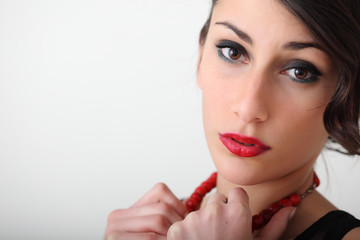 Ritratto di ragazza con collana rossa