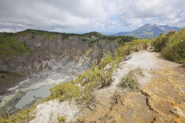 Fototapeta na wymiar Mt Mahawu & Mt Lokon erupcją krater tyłu, Sulawesi.