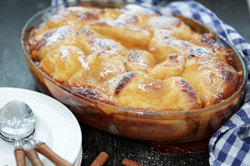 Rohrnudeln mit Zimtzucker, Apfelmuss und Karamellnüssen