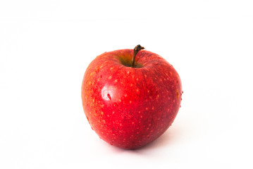 Mokre,czerwone jabłko na białym tle