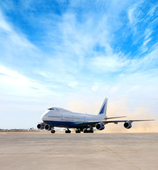Fototapeta na wymiar Duży samolot na błękitne niebo i chmury białe tło