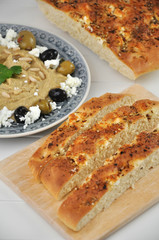 Hummus mit Oliven, Feta und Fladenbrot