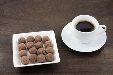 皿の上のチョコレートとコーヒー